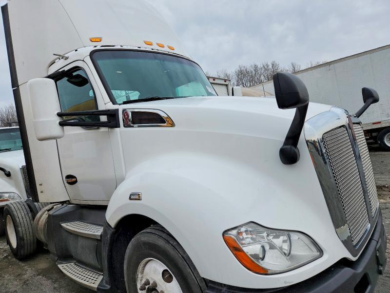 2016 Kenworth T680 Semi Truck