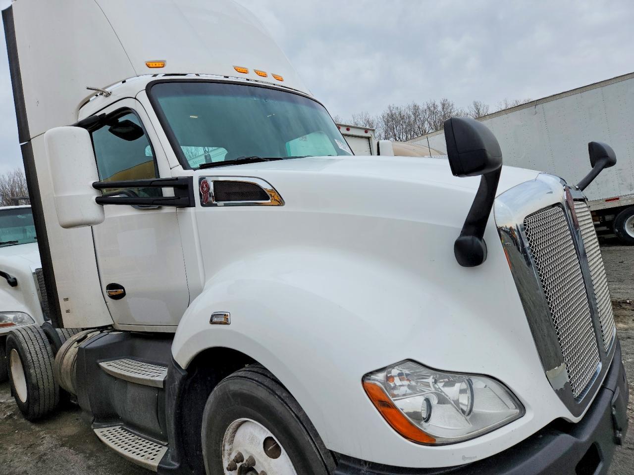 2016 Kenworth T680 Semi Truck
