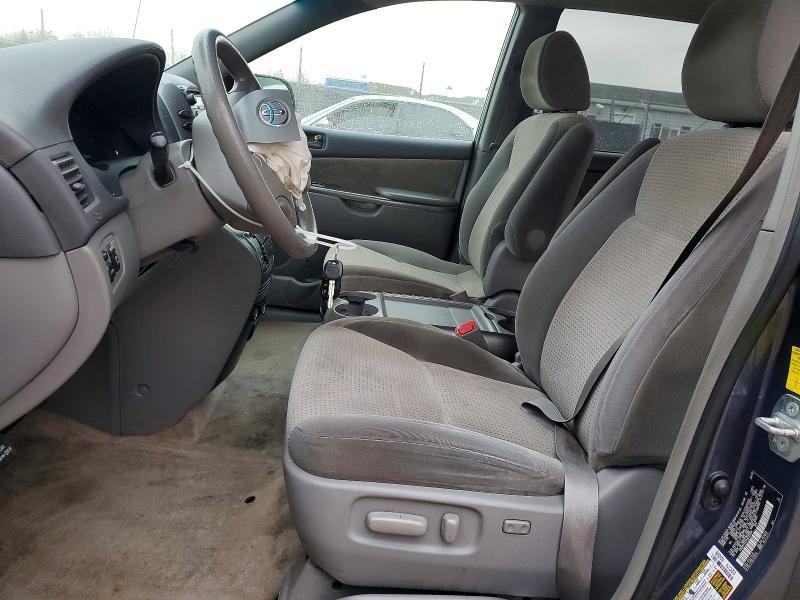 2010 Toyota Sienna le 7-passenger