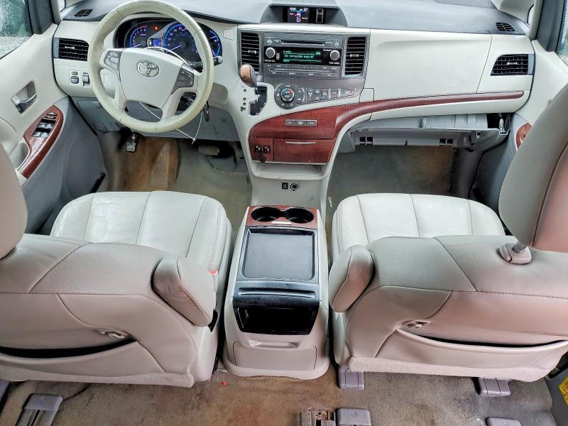 2011 Toyota Sienna xle 8-passenger
