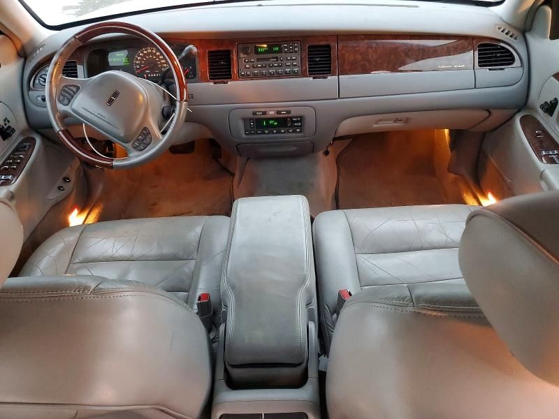 2001 Lincoln Town car Signature
