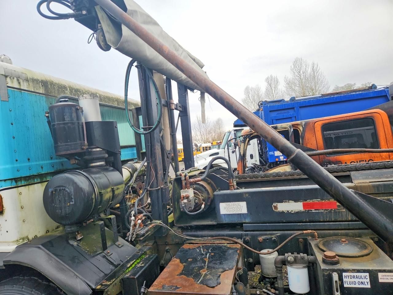 1997 Peterbilt 320 ROLL-OFF Container Truck