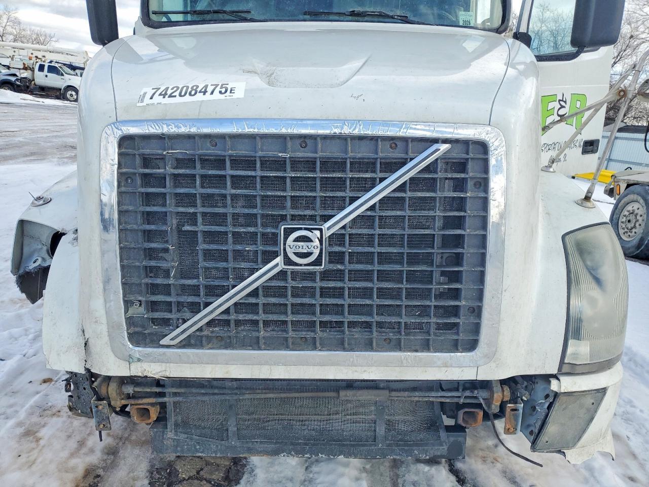 2010 Volvo VNL Semi Truck