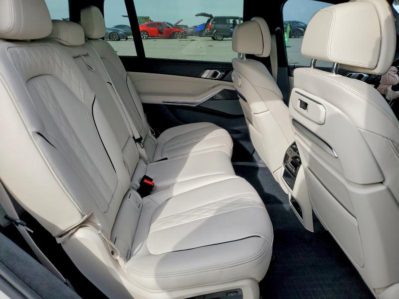 2025 BMW X7 M60i