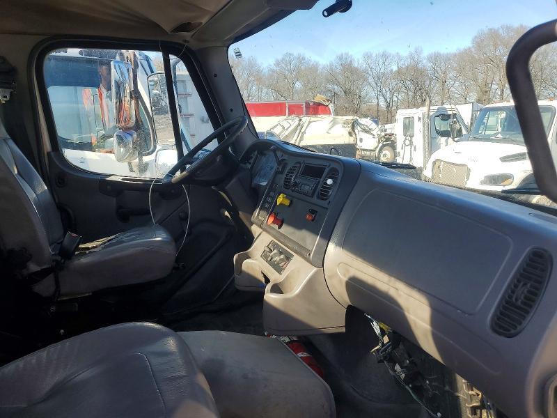 2010 Freigliner 2010 Freightliner Business Class M2 Semi Truck