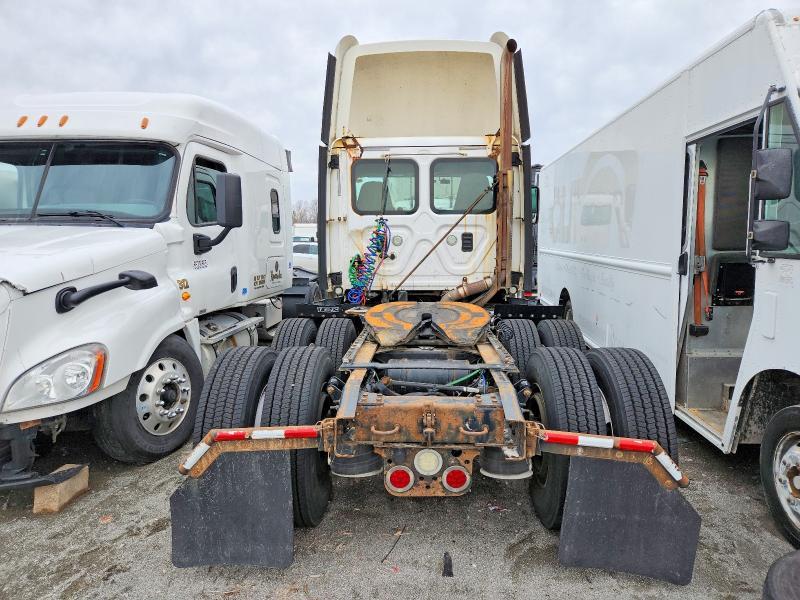 2015 Freightliner Cascadia Semi Truck