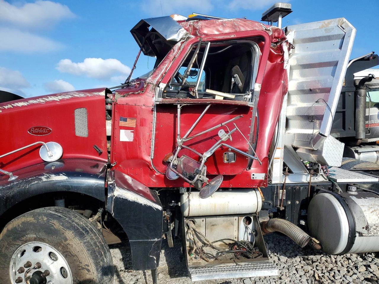2004 Peterbilt Tractor 2004 Peterbilt 385 Semi Truck