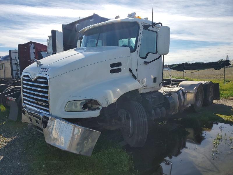 2016 Mack Cxu613 Semi Truck