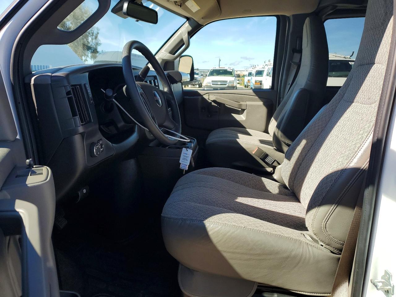2025 GMC Savana G3500 LT