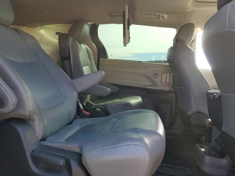 2022 Toyota Sienna xle 8-passenger