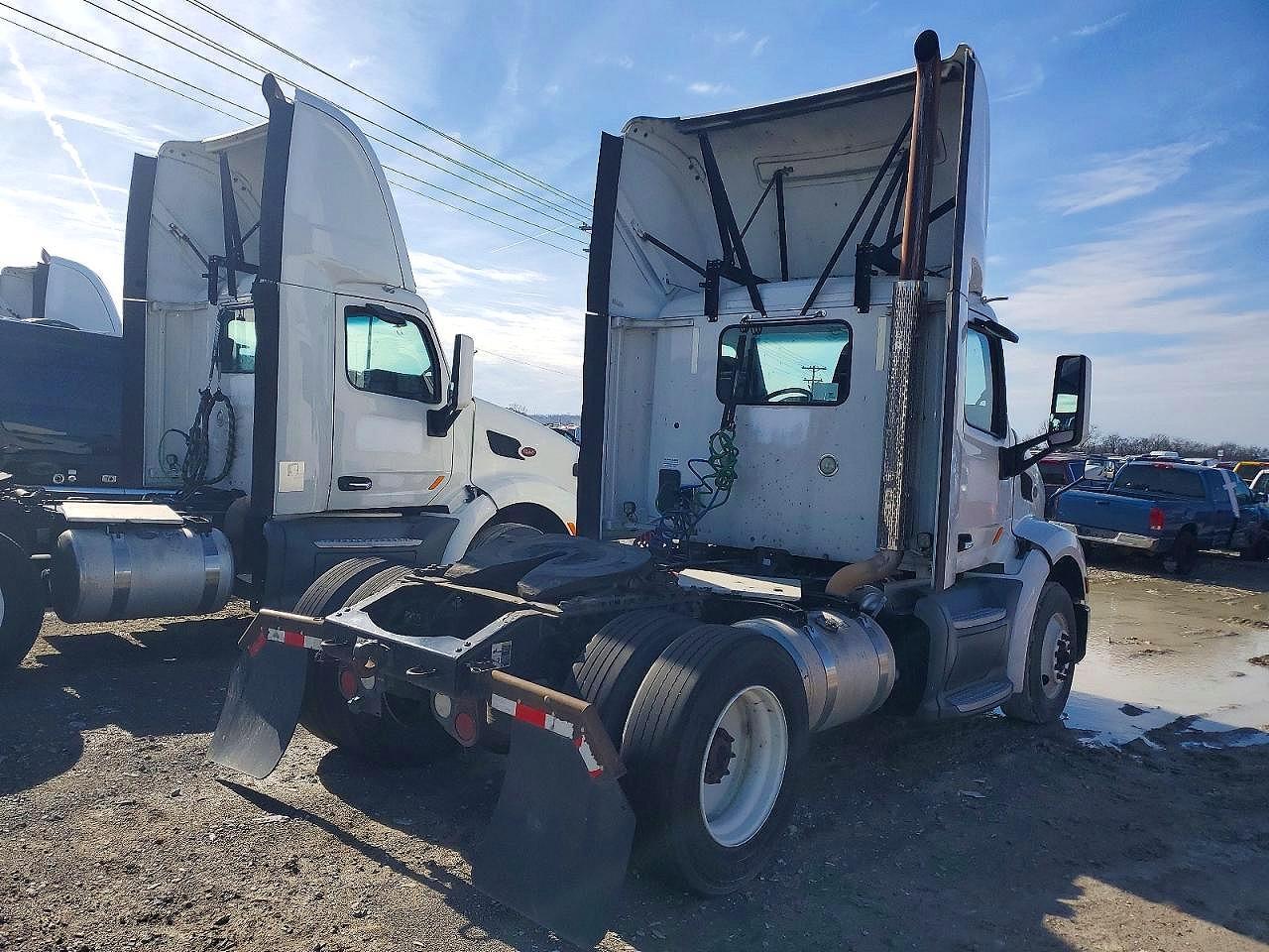 2016 Peterbilt 579 Semi Truck
