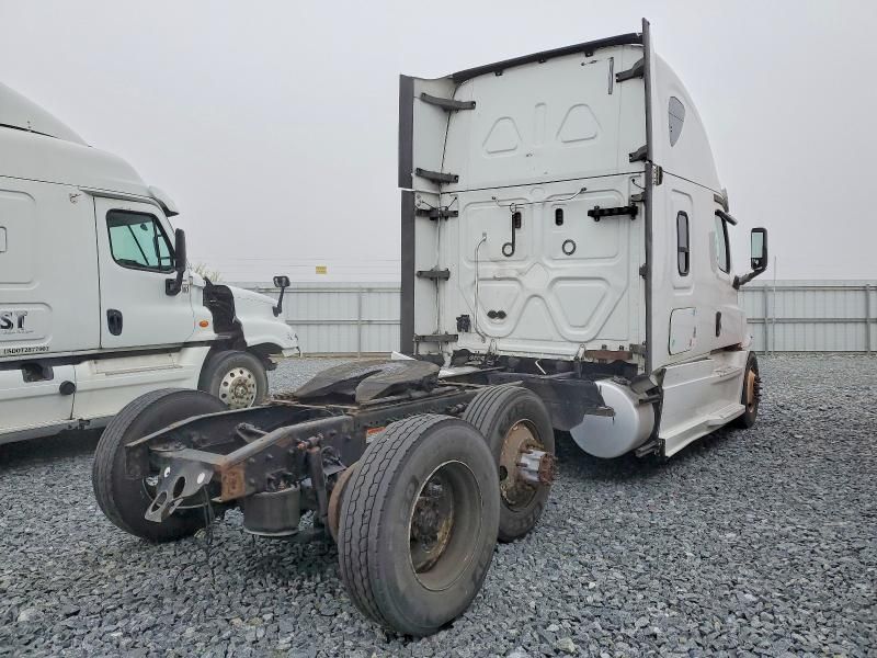 2018 Freightliner Cascadia 1-semi Truck