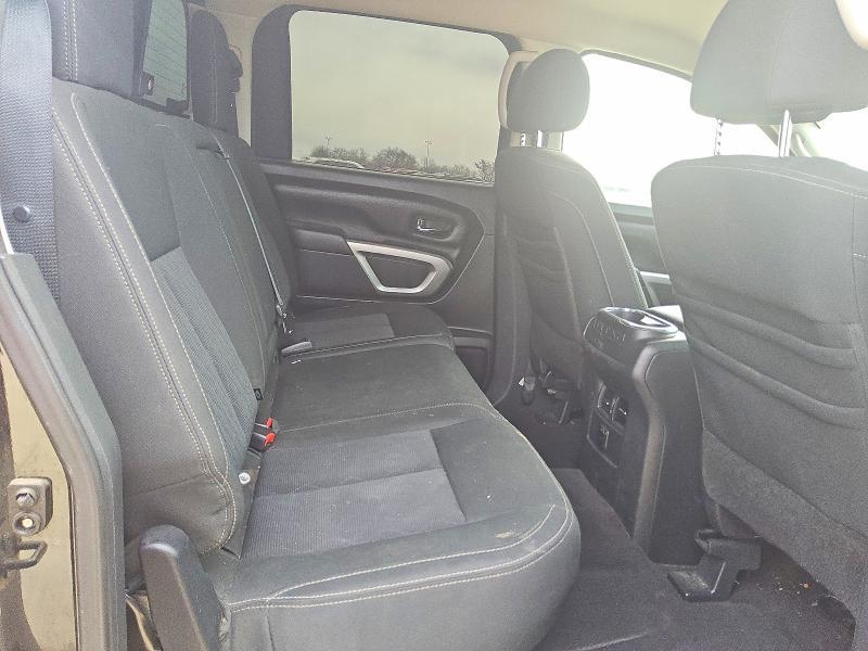 2017 Nissan Titan sv