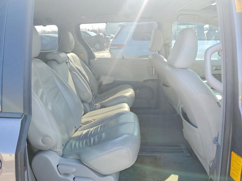 2014 Toyota Sienna xle 8-passenger