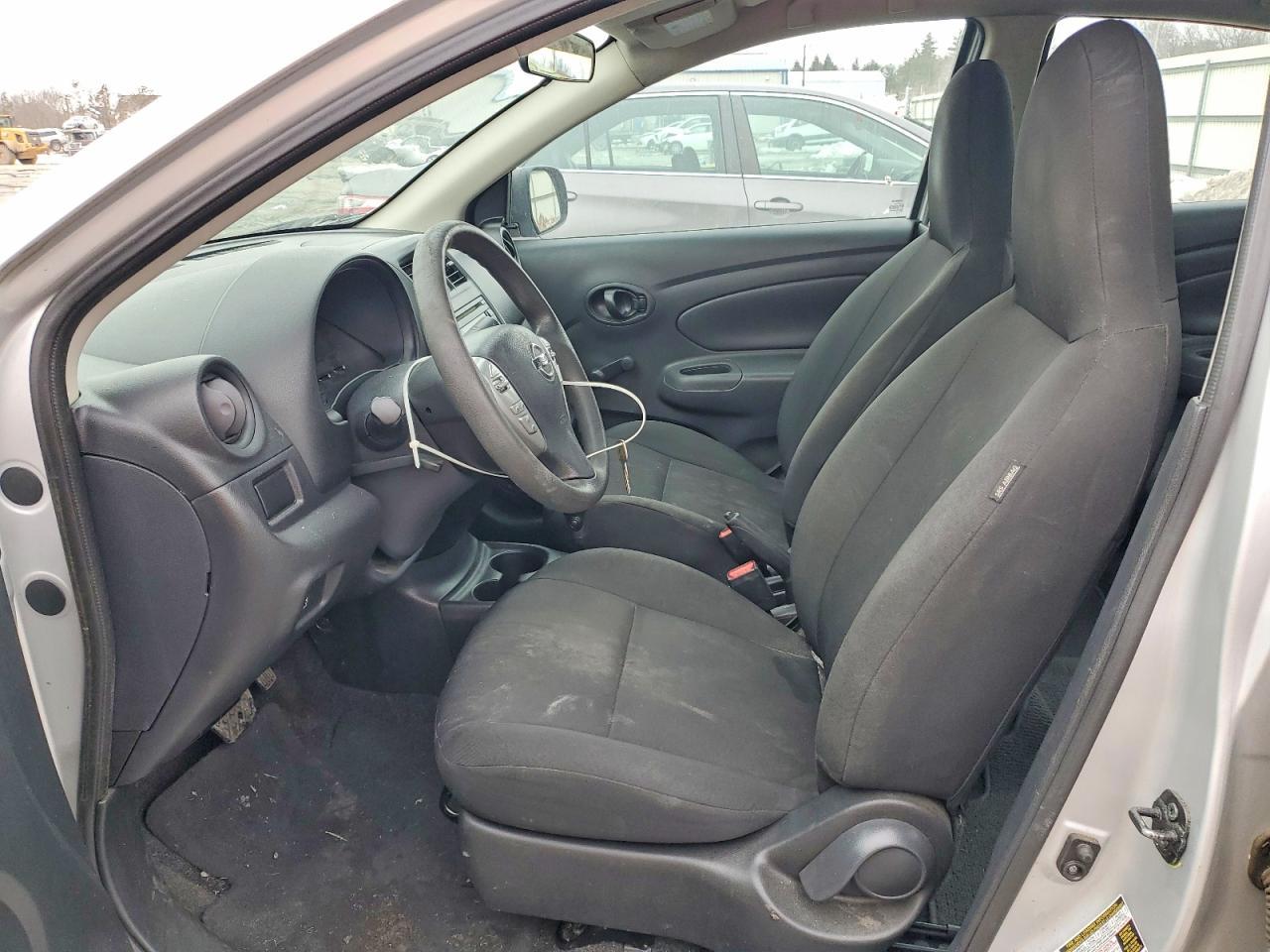 2015 Niss Versa s