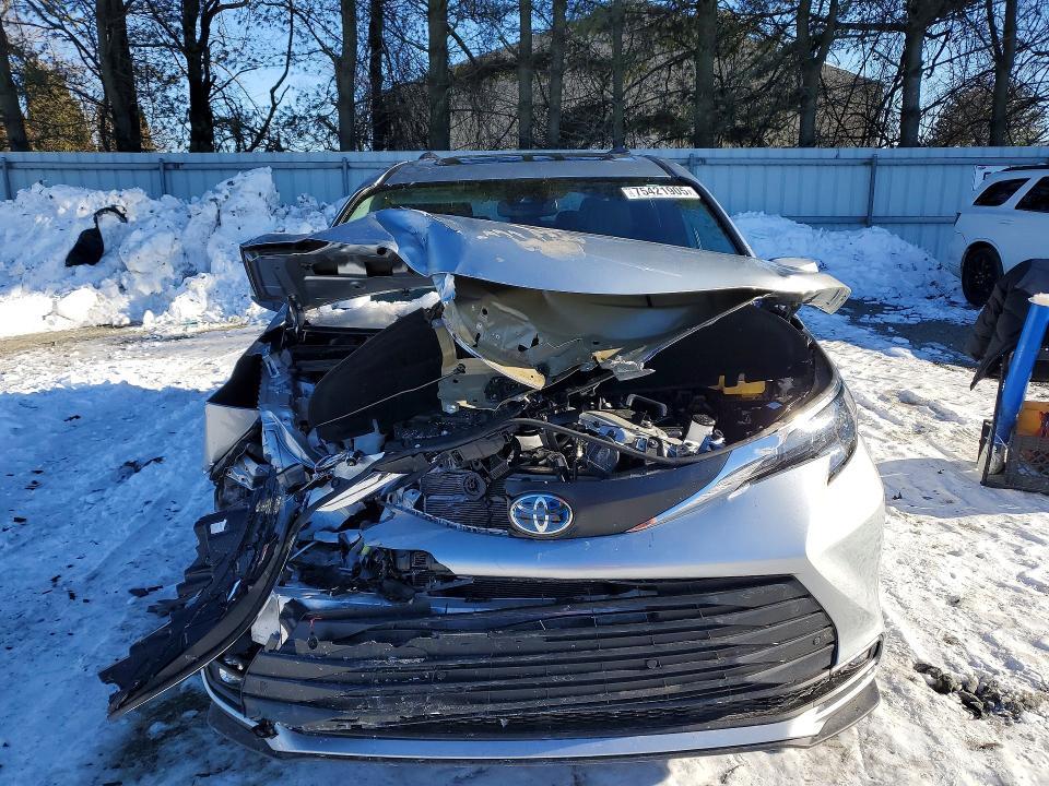 2025 Toyota Sienna xle 8-passenger