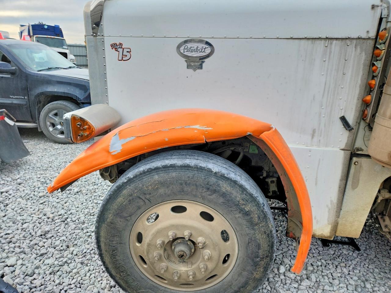 2000 Ptrb 2000 Pntw 379-Semi Truck