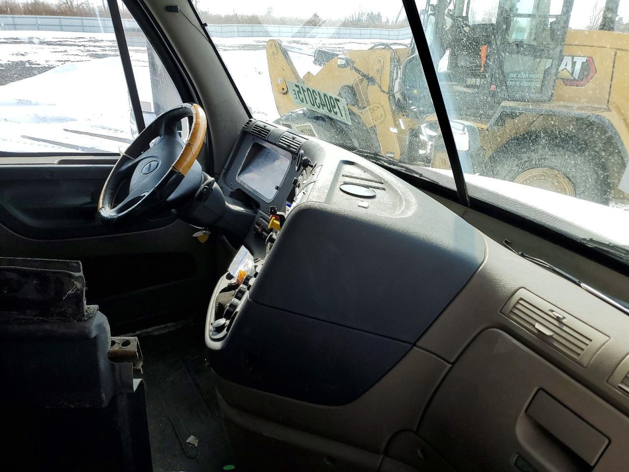 2015 Freightliner Cascadia Semi Truck