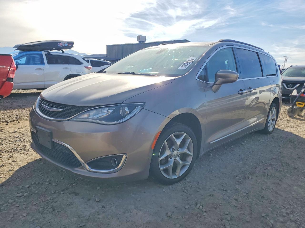 2017 Chrysler Pacifica Touring l