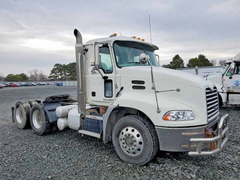 2015 Mack 600 CXU613-Semi Truck