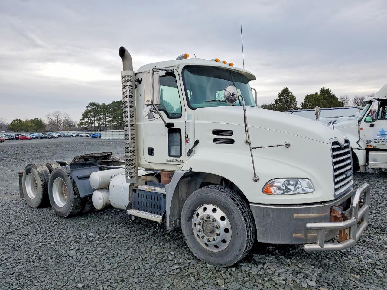 2015 Mack 600 CXU613-Semi Truck