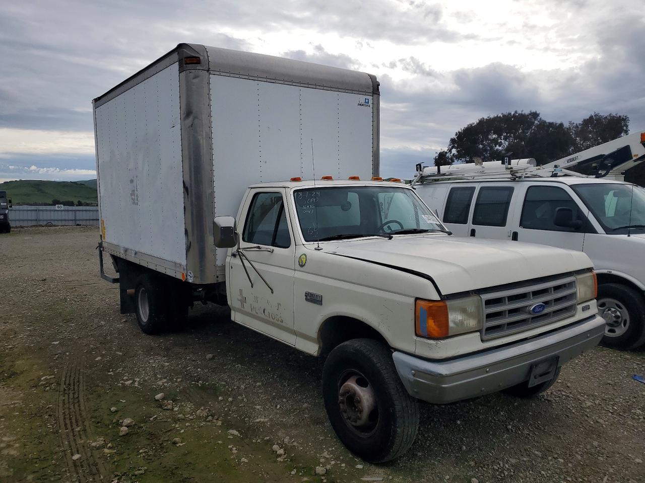 1990 Ford F Super Duty BOX Truck
