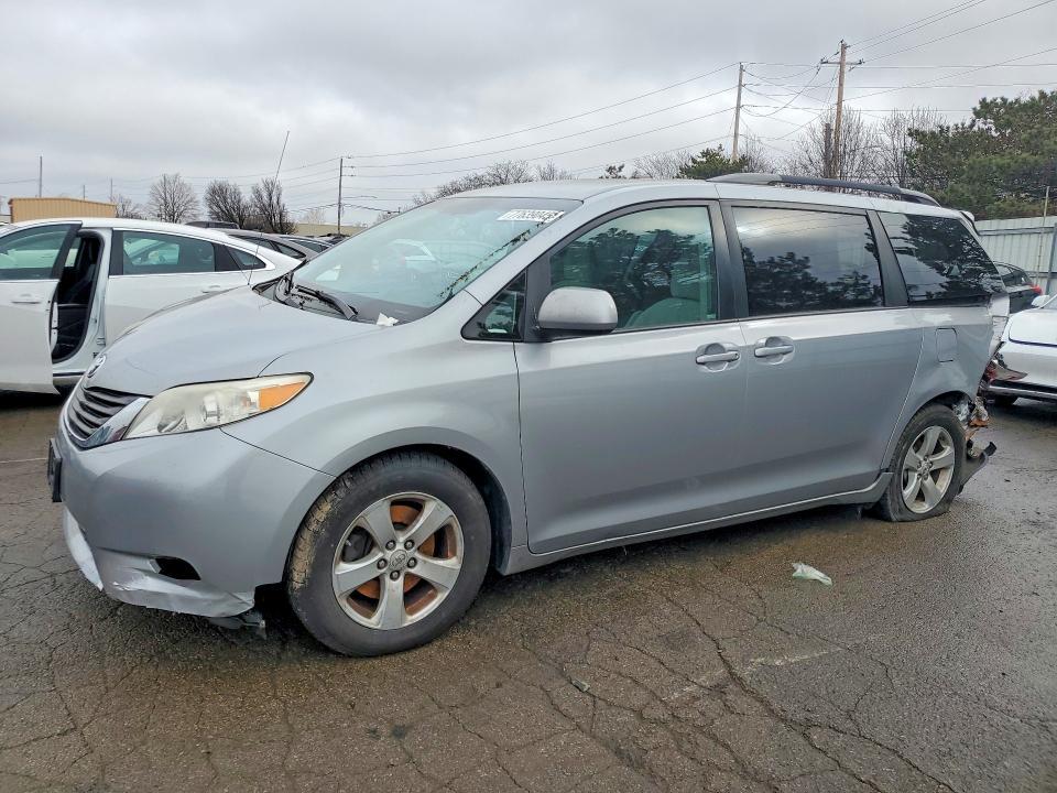 2012 Toyota Sienna le 8 Passenger