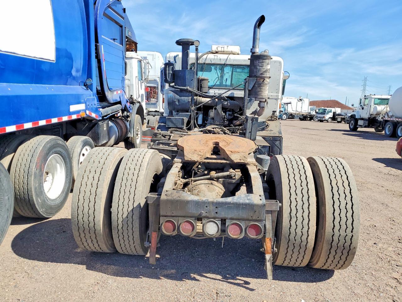 2006 Peterbilt Tractor 2006 Peterbilt 320 Semi Truck