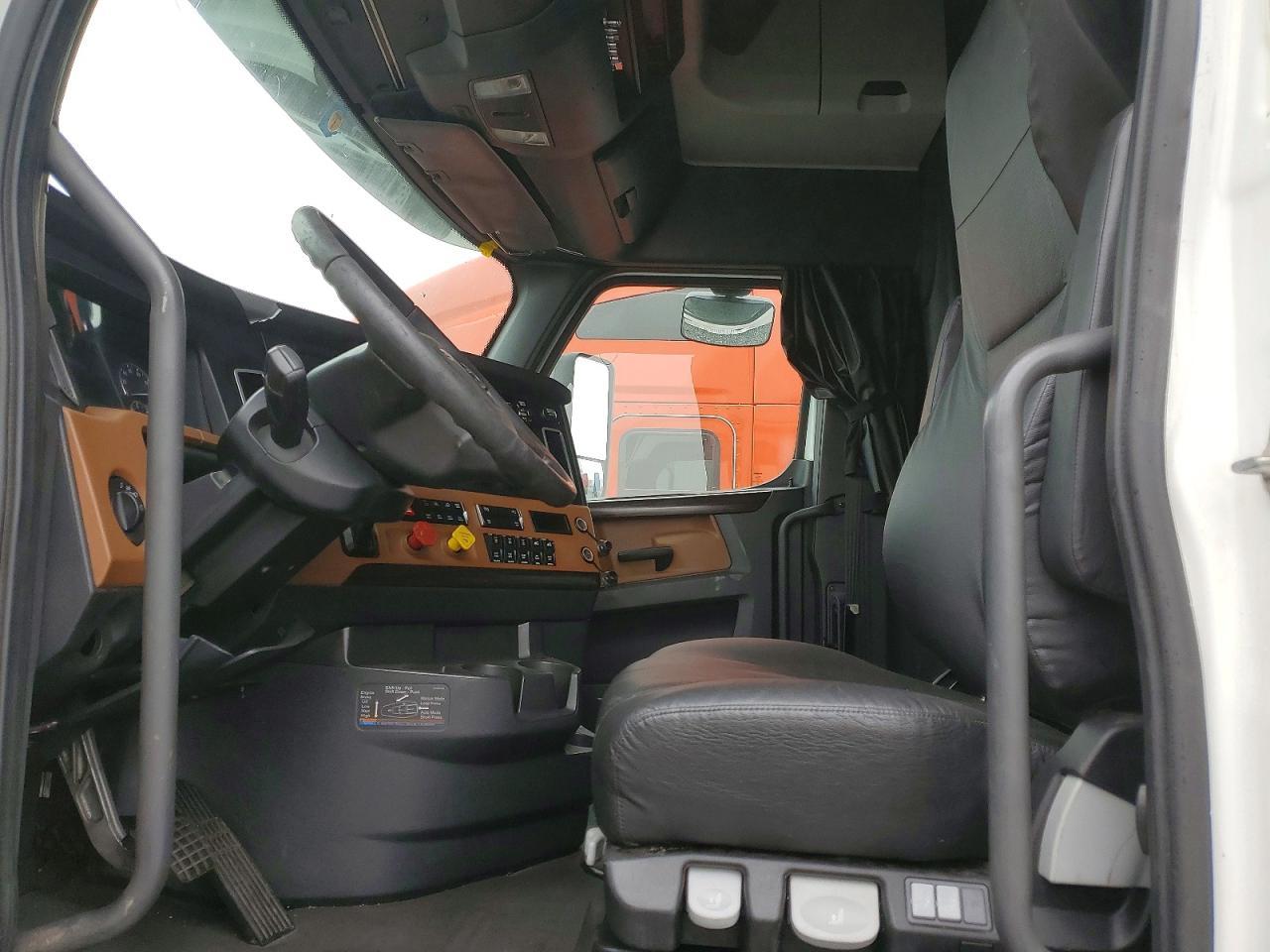 2018 Freightliner Cascadia 1-semi Truck