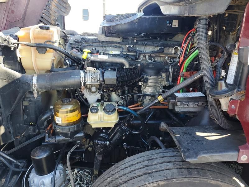 2015 Freightliner Cascadia Semi Truck