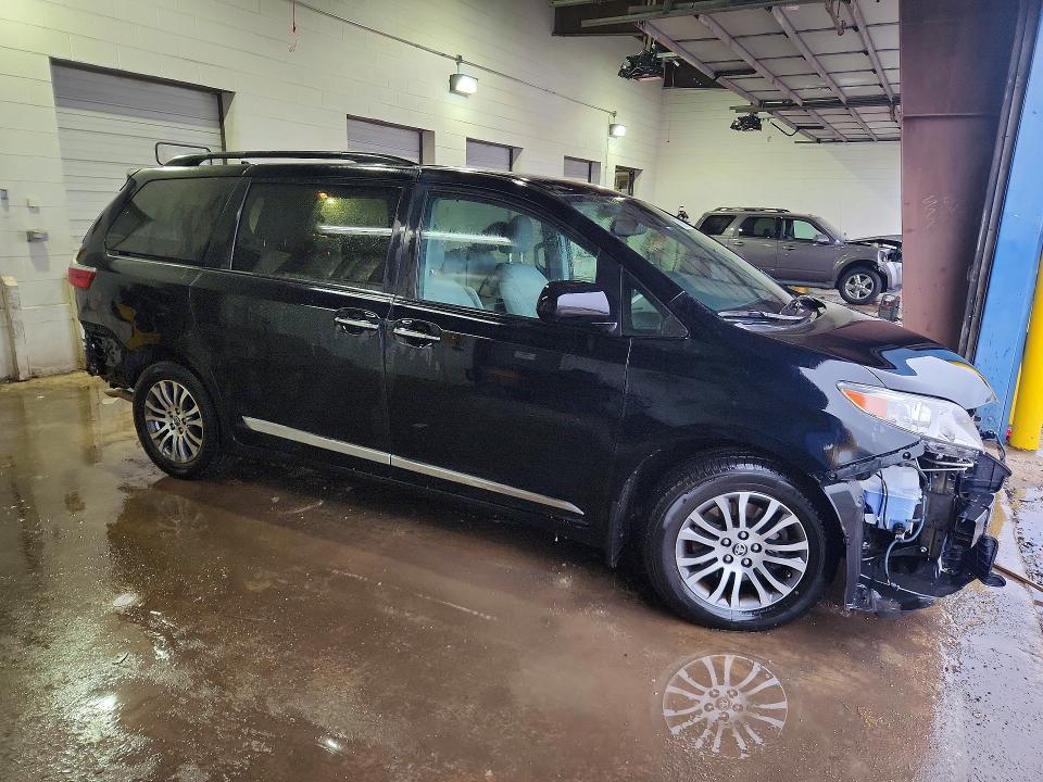 2020 Toyota Sienna xle