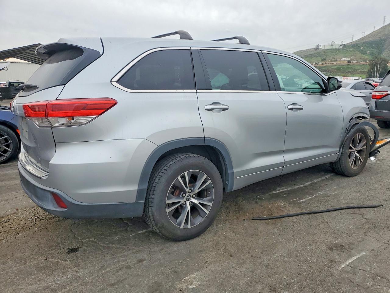 2017 Toyota Highlander le