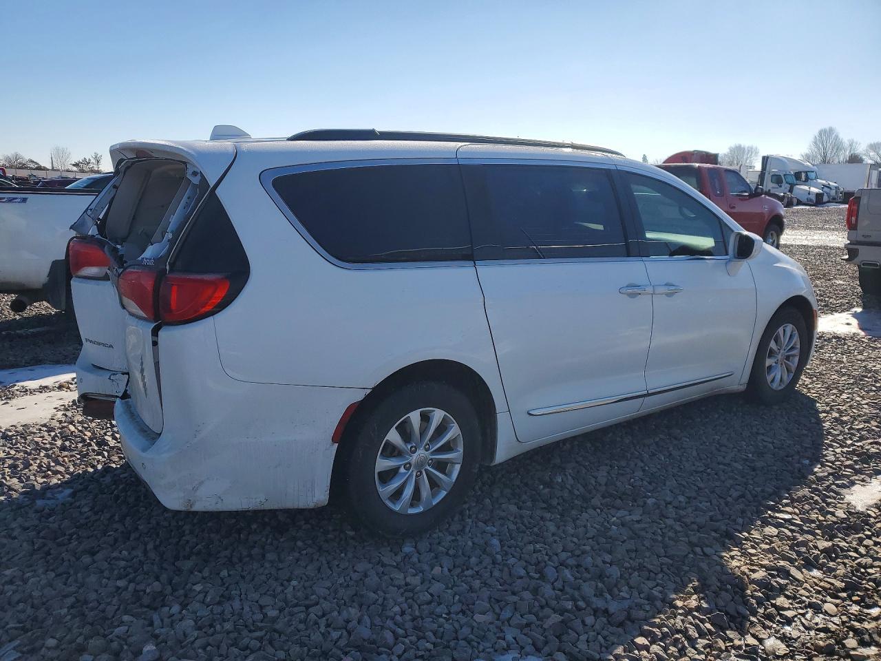2017 Chrysler Pacifica Touring l