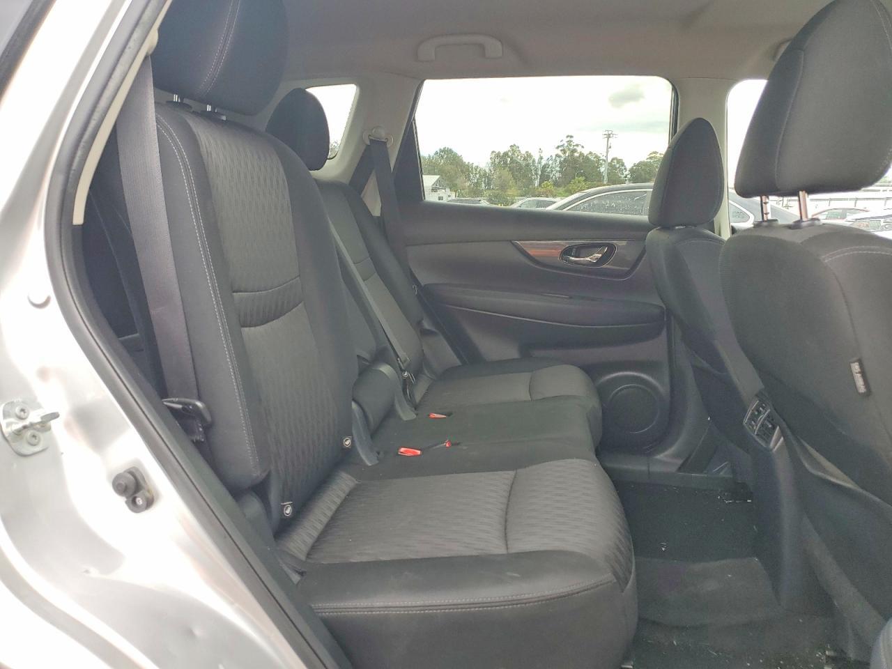 2017 Nissan Rogue sv