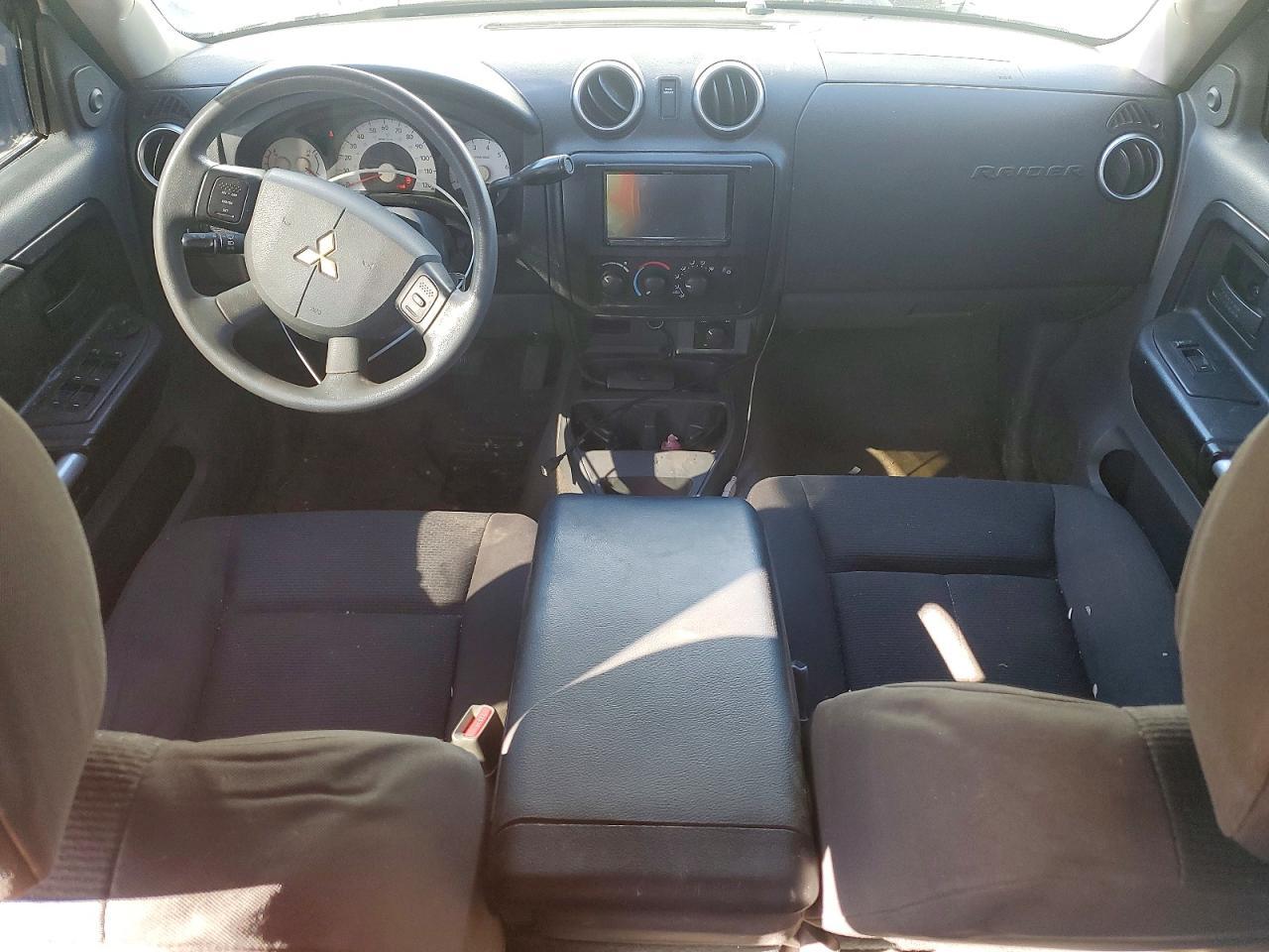 2006 Mitsubishi Raider LS