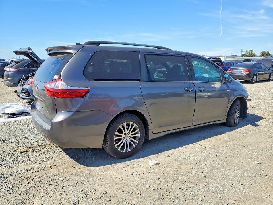 2018 Toyota Sienna xle 8-passenger
