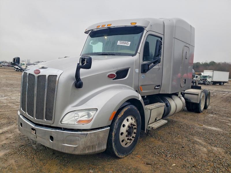 2015 Ptrb 2015 Peterbilt 579 Semi Truck