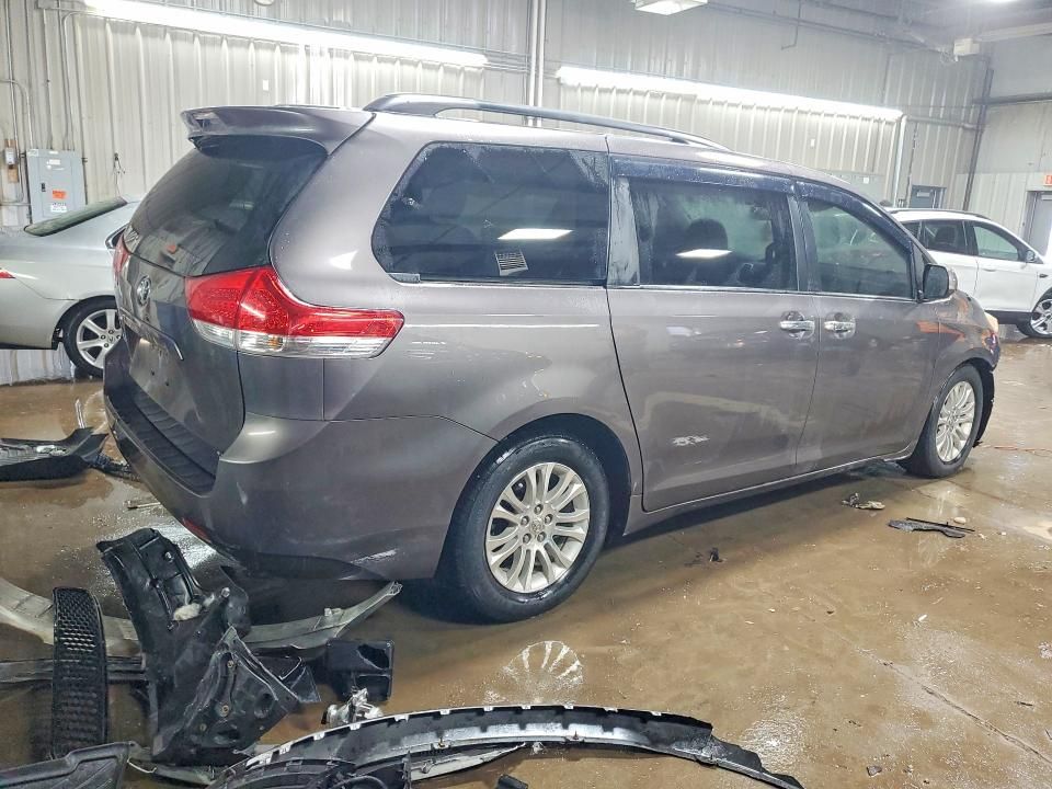 2012 Toyota Sienna xle 8-passenger