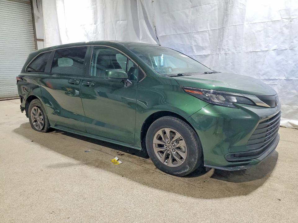2023 Toyota Sienna le 8-passenger