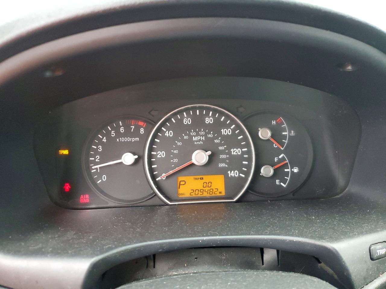 2009 KIA Rondo Base
