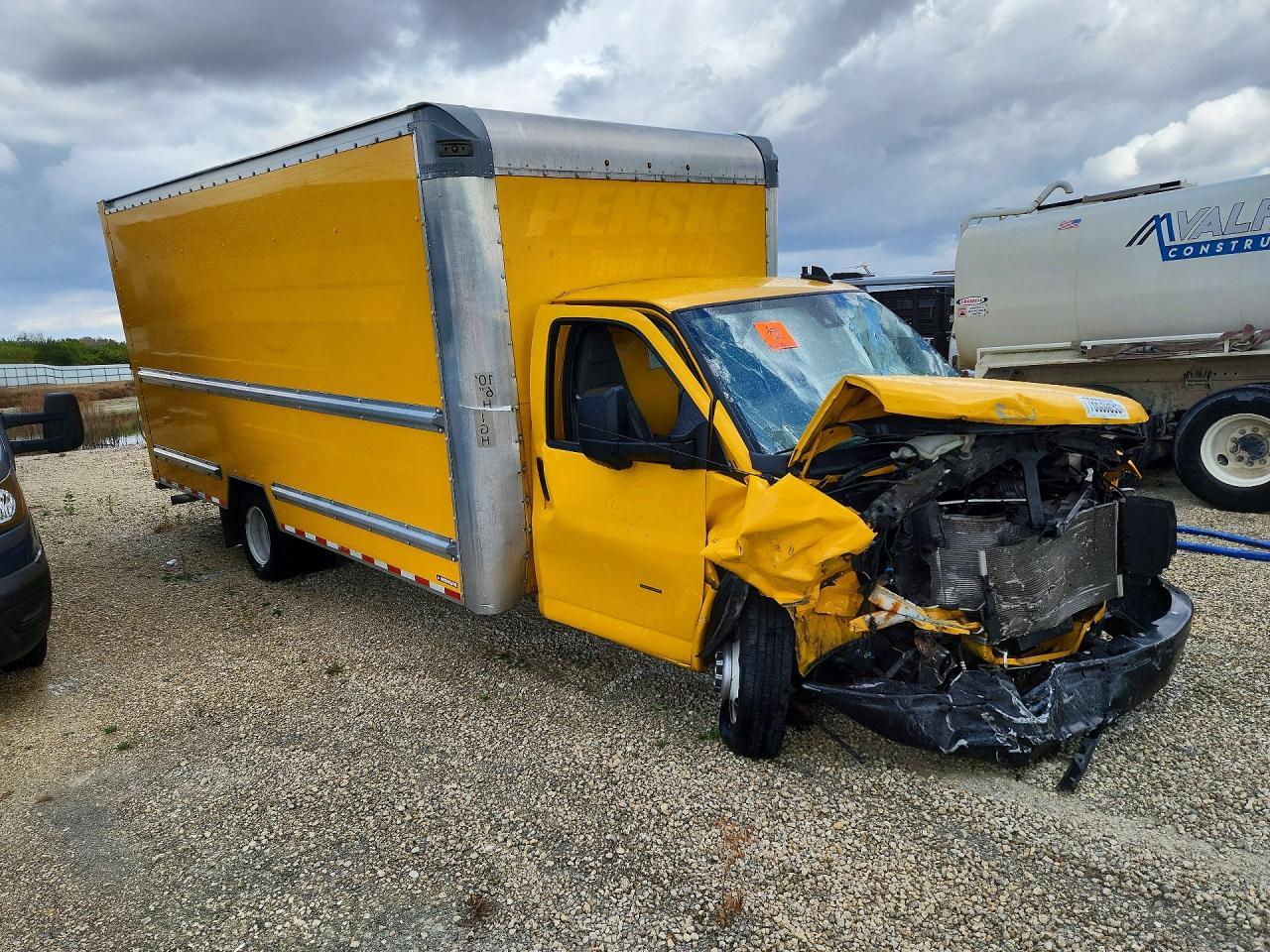 2022 GMC Savana CUT-BOX Truck
