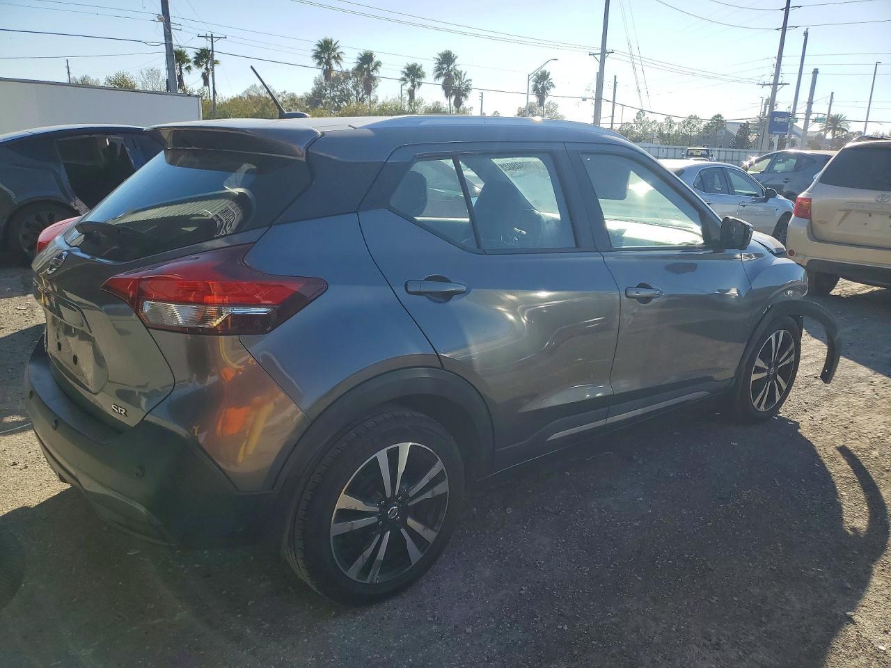 2020 Nissan Kicks sr