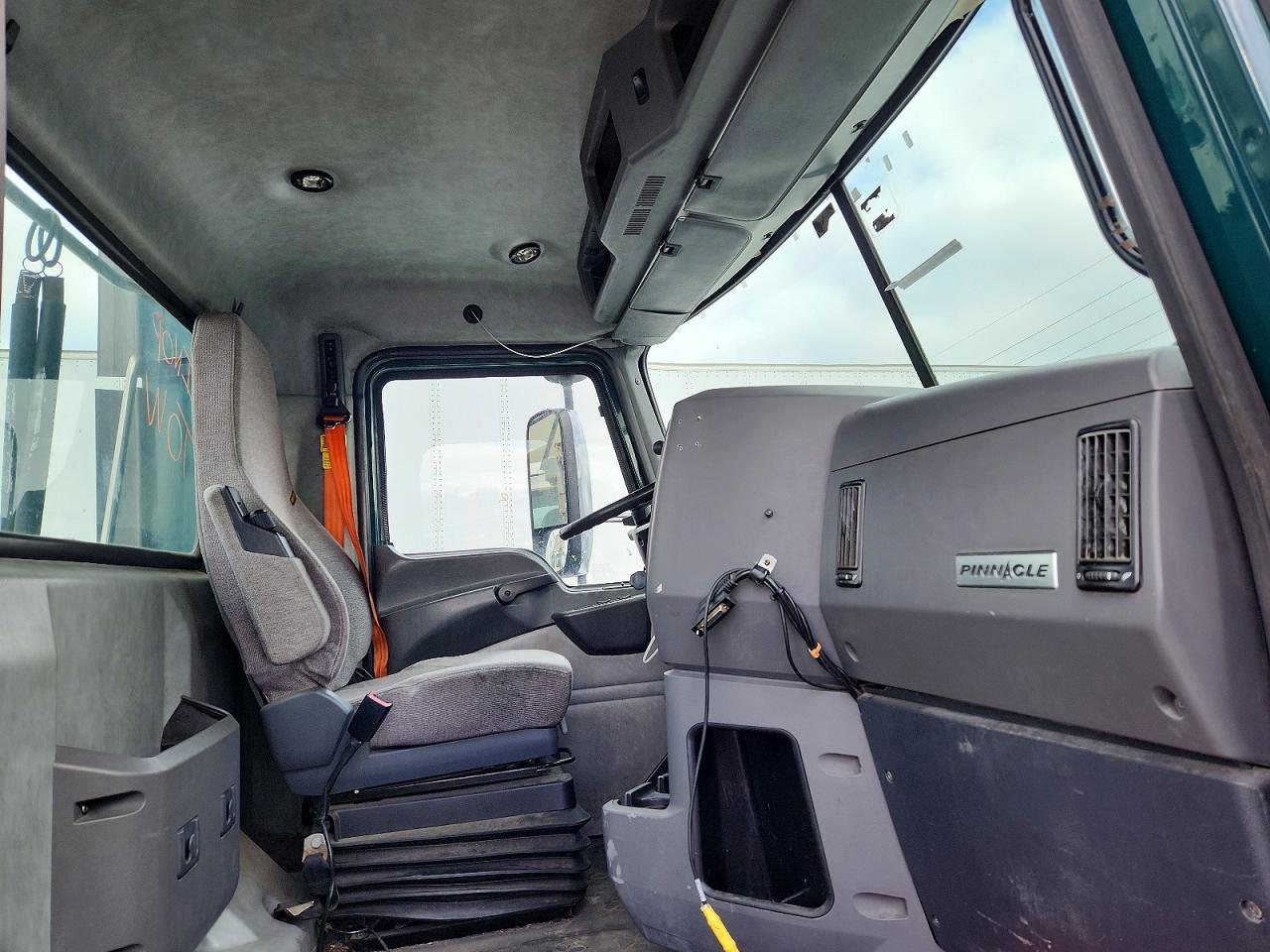 2016 Mack CXU613 Semi Truck