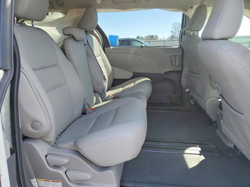 2020 Toyota Sienna xle 8-passenger