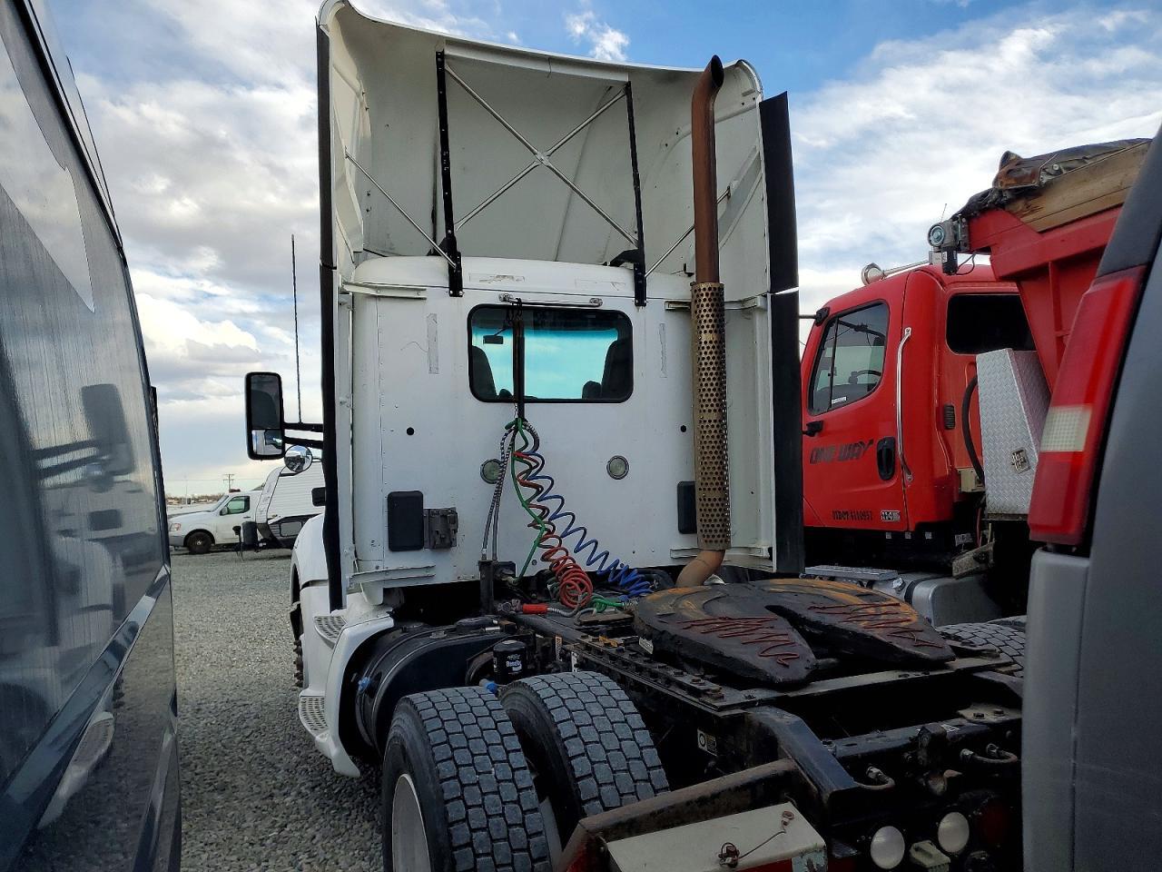2015 Kenworth T680 Semi Truck