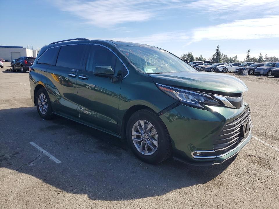 2022 Toyota Sienna xle 8-passenger