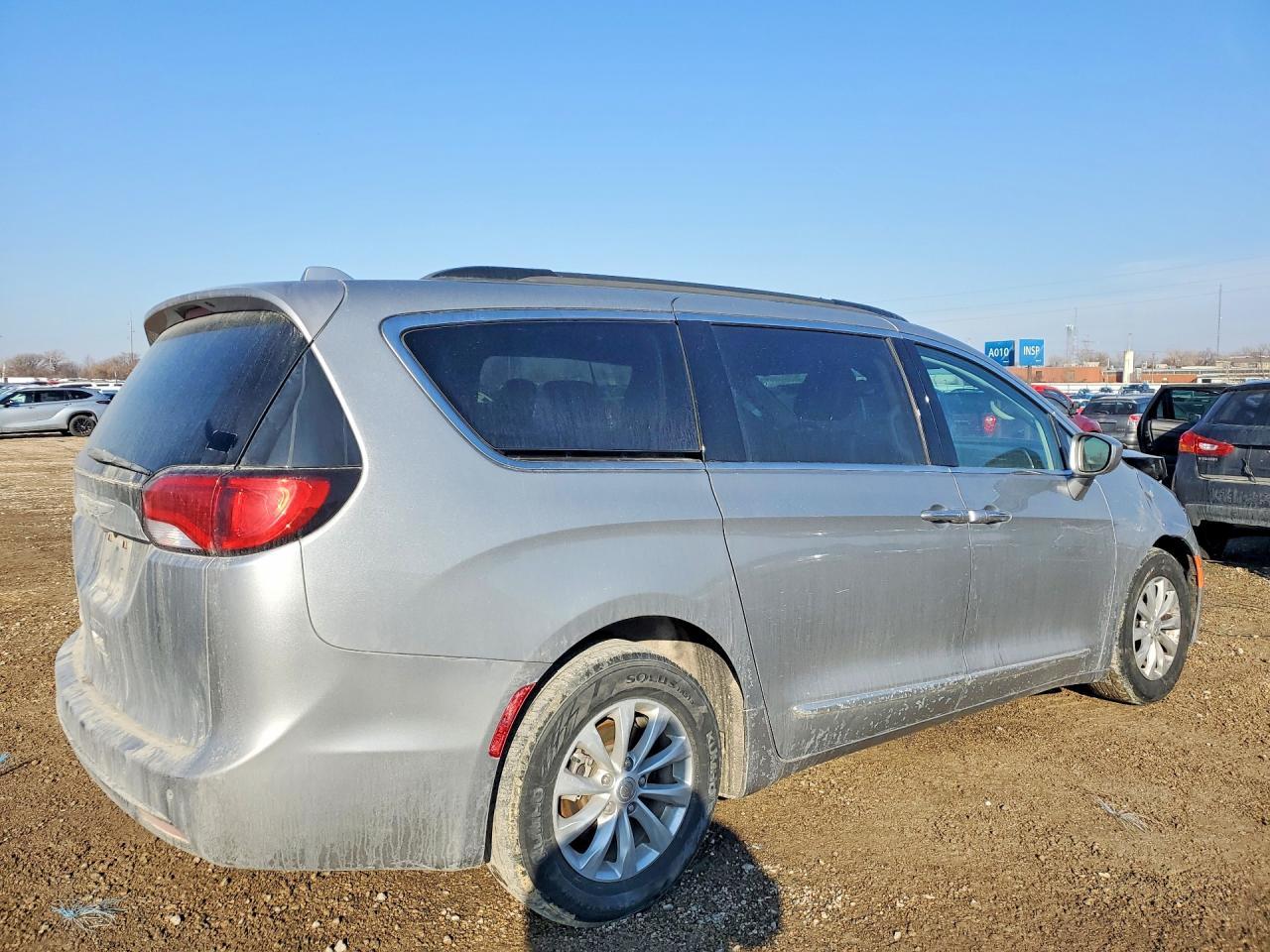 2017 Chrysler Pacifica Touring l