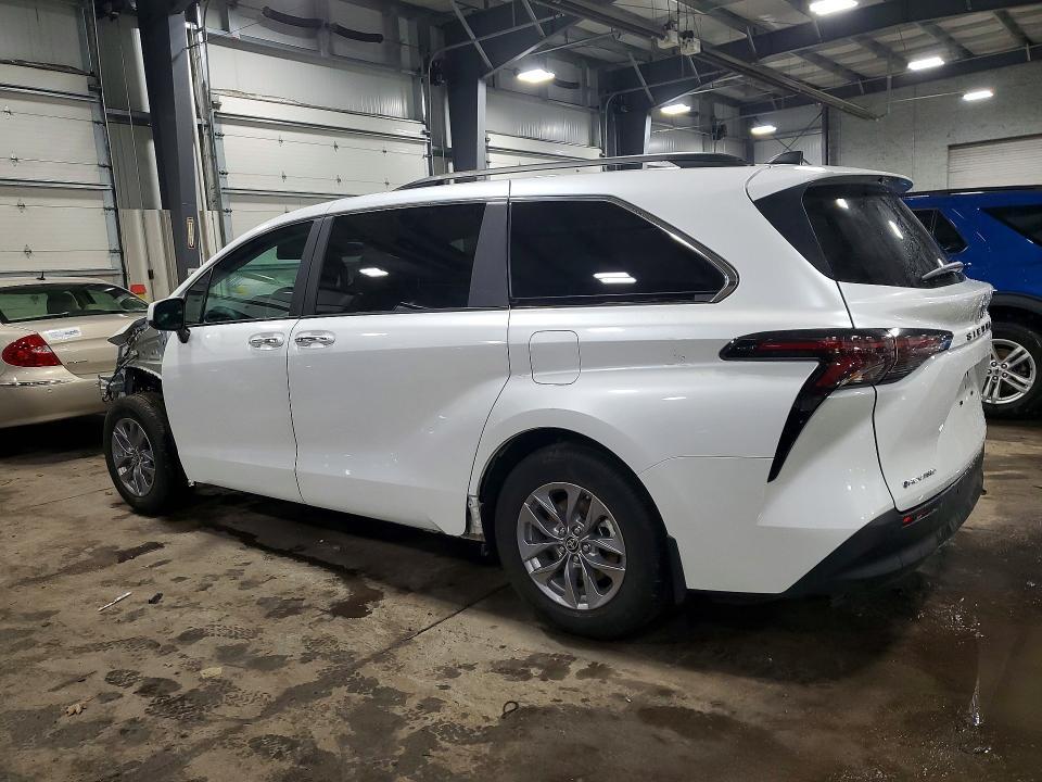 2025 Toyota Sienna xle