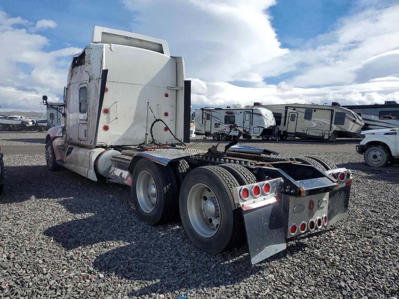 2015 Kenworth T660 Semi Truck