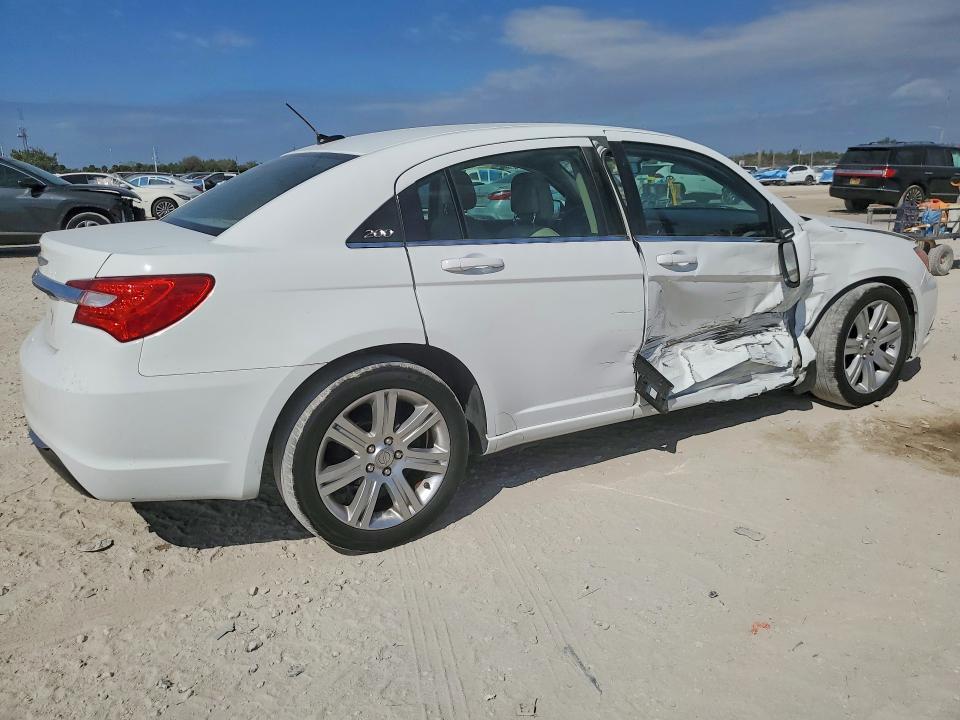2013 Chrysler 200 lx